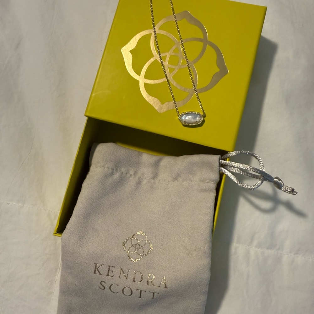 Kendra Scott Elisa Gold Pendant Necklace in Ivory Mother-of-Pearl
